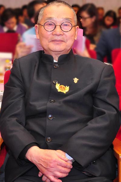 胡景初 中國高等教育家具設(shè)計專業(yè)創(chuàng)始人、全聯(lián)藝術(shù)紅木家具專委會專家顧問、中南林業(yè)科技大學(xué)博士生導(dǎo)師、新中式文化研究院院長、廣東省家具產(chǎn)業(yè)研究院智庫委員會主席團(tuán)成員