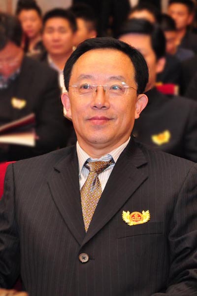 李凱夫 華南農(nóng)業(yè)大學(xué)博士生導(dǎo)師、全聯(lián)藝術(shù)紅木家具專委會專家顧問、中國紅木家具品牌盛典專家顧問及評委