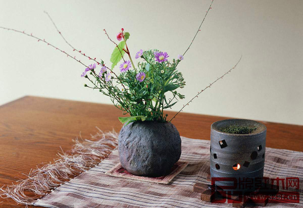 紅木家具與插花極為搭配