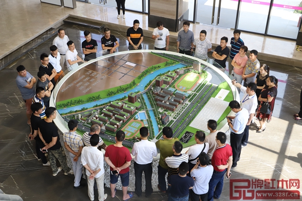 廣作紅木研究院調(diào)研工作組共同參觀江門廣雅學(xué)校整體規(guī)劃模型