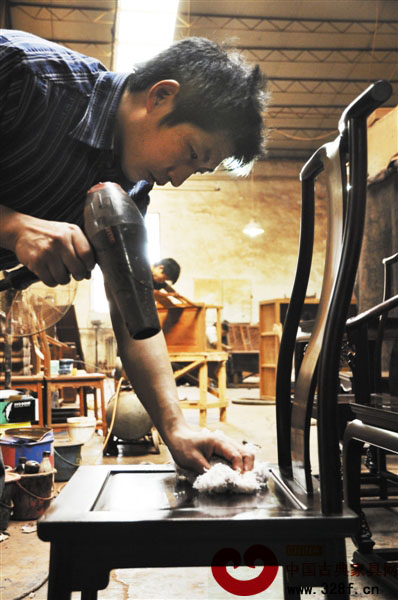 在現(xiàn)代紫檀家具制作工藝中，加入了許多現(xiàn)代工具