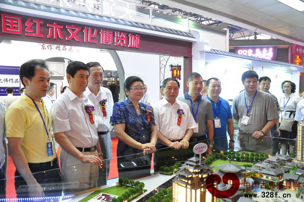 領(lǐng)導嘉賓蒞臨紅博城展廳參觀