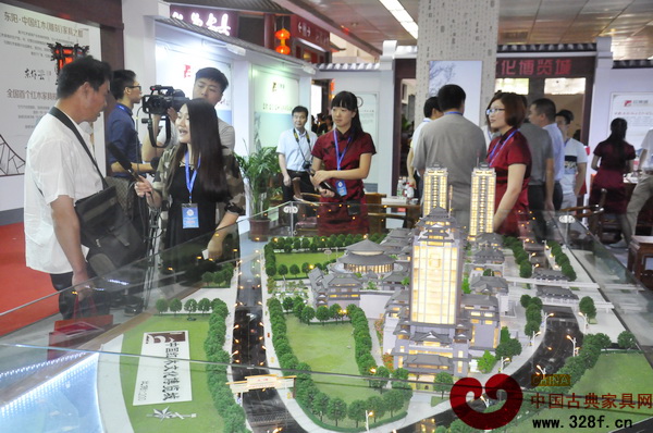 紅博城氣勢磅礴的沙盤吸引了不少參會者圍觀