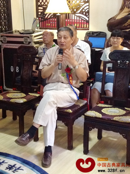 原故宮博物院文?？萍疾恐魅?、文物專家曹靜樓就祥利集團(tuán)的紅木新品進(jìn)行了點(diǎn)評(píng)