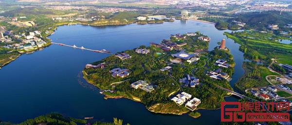 北京雁棲湖國際會議中心位于風(fēng)景優(yōu)美的雁棲湖西南側(cè)