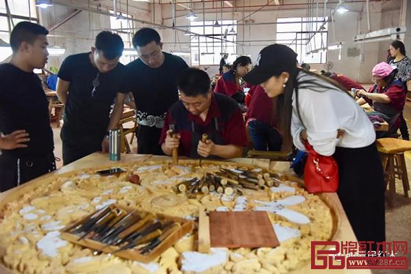 明清居紅木工匠展示雕刻工藝