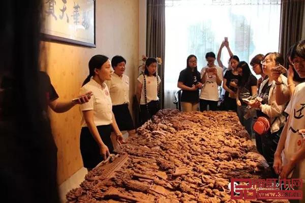 明清居紅木工匠展示雕刻工藝