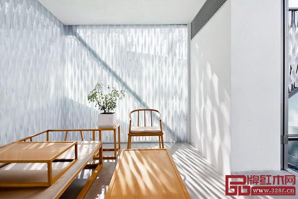  陽光照射在留白的墻上熠熠生輝，家居空間與自然萬物的完美融合