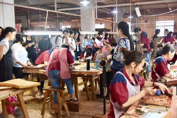 帶你走進(jìn)明清居紅木雕刻現(xiàn)場(chǎng)，體驗(yàn)手工雕刻之妙境！