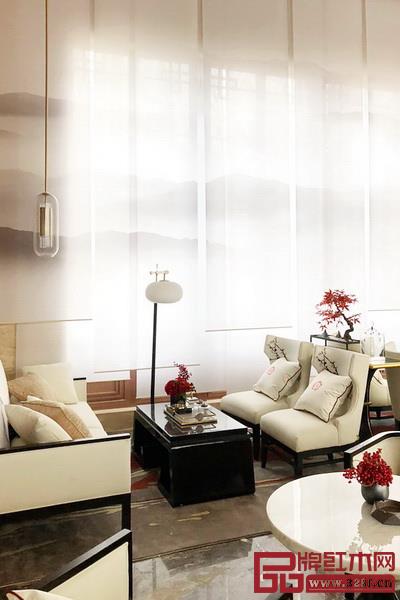 紅木家具配什么窗簾好看？竹和木的百葉簾、亞麻和薄紗的卷簾等，它們都能將人帶入中式美居氛圍。紅木家具搭配窗簾效果圖