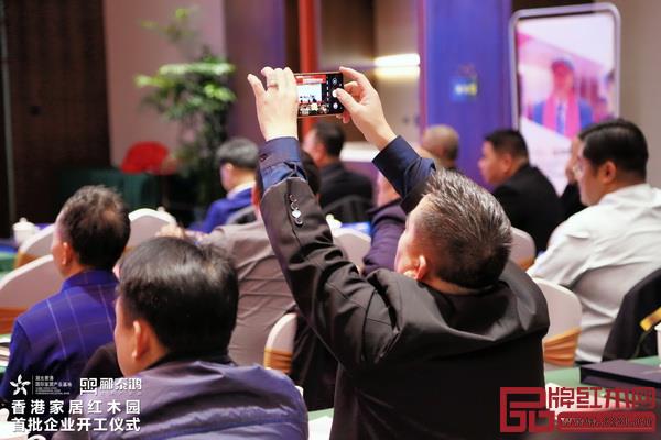 到場嘉賓認真傾聽，并拍照記錄