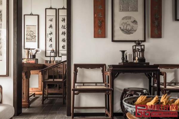 “巢云松館”內一對玫瑰椅靠墻而放(圖片:一條公眾號) “巢云松館”內一對玫瑰椅靠墻而放(圖片:一條公眾號)