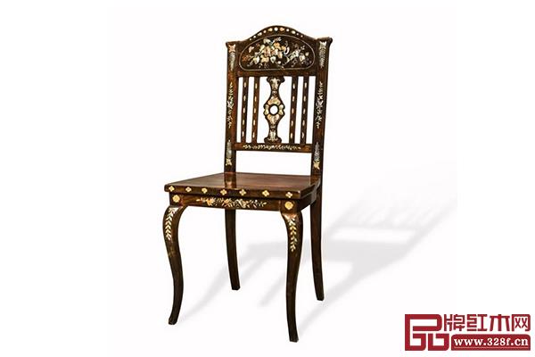 19世紀(jì)中國(guó)藝術(shù)風(fēng)格貝殼鑲嵌紅木椅,取材花梨木類,整體造型簡(jiǎn)單大方,頗有幾分明式家具的風(fēng)采 19世紀(jì)中國(guó)藝術(shù)風(fēng)格貝殼鑲嵌紅木椅,取材花梨木類,整體造型簡(jiǎn)單大方,頗有幾分明式家具的風(fēng)采