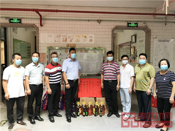 “金秋送祝福”活動慰問組一行分有江門市新會區(qū)大澤鎮(zhèn)委副書記、鎮(zhèn)長寧路庚（左三），江門市新會區(qū)大澤鎮(zhèn)副鎮(zhèn)長梁耀南（左二），江門市新會區(qū)大澤鎮(zhèn)二級主任科員鐘炳培（右四），廣作紅木研究院院長尹付林（左四），廣作紅木研究院常務(wù)理事、森木家具董事長蔣華僑（右三），源源紅家具董事長張思元（右二），和瑞紅木家具董事長劉冬清（左一）以及臻品居紅木家具代表等