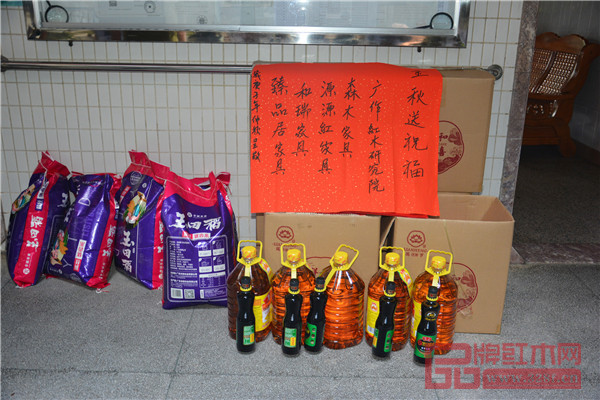 活動慰問組為大澤鎮(zhèn)敬老院老人們準(zhǔn)備的中秋禮品