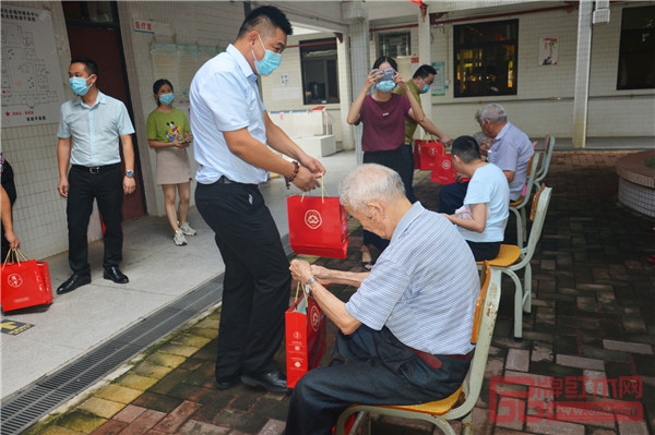 廣作研究院院長尹付林親自為老人們送上中秋禮品