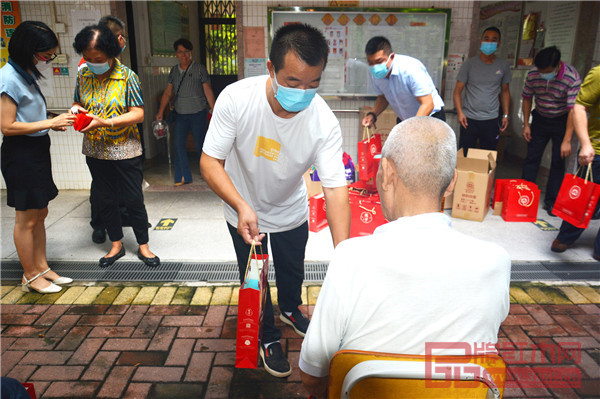 活動慰問組一行開始把中秋月餅禮盒親手遞到每位老人手上，表達(dá)自己的心意