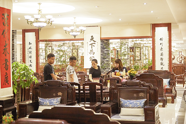 紅木家具與書法文化相結(jié)合，是偉明軒紅木的一大亮點(diǎn)