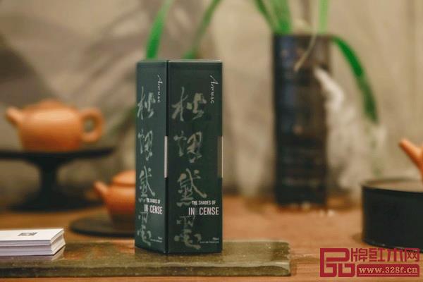  “松煙黛墨”的創(chuàng)作，從張大千的《峰晴隔雨圖》開始。中國水墨畫側(cè)重氛圍與意境，將自我散逸在畫中世界、渾然合一而沒有明確的內(nèi)外之分，這與中國人的氣味偏好如出一轍：內(nèi)斂深遠