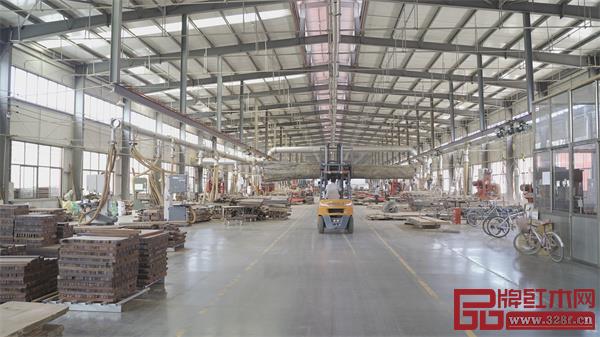 巧奪天工紅木打造大型原材料倉儲(chǔ)基地，儲(chǔ)備充足木材，并采用現(xiàn)代工業(yè)企業(yè)的生產(chǎn)管理模式，保證產(chǎn)品的一流品質(zhì)