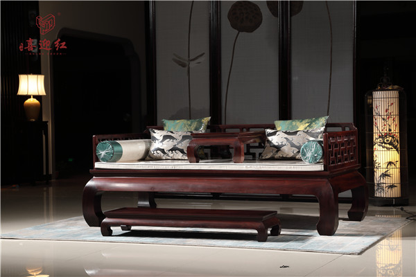 東陽(yáng)紅木廠家品牌·喜迎紅紅木告訴羅漢床妙在何處？