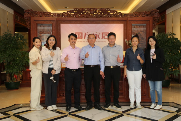 故宮博物院周京南研究員走進(jìn)國方家居，贊賞宮廷家具技藝與傳世紅木木作