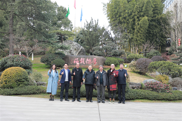 國家人社部原副部長楊志明（右四）、世界博物館協(xié)會(huì)亞太聯(lián)盟原主席張柏（右三）、品牌紅木CEO林偉華（左二）蒞臨卓木王參觀并與卓木王董事長杜承三（左三）、總裁杜長江（右二）合影留念
