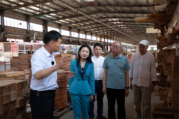 全國工商聯(lián)藝術紅木家具專業(yè)委員會專家顧問——《紅木家具通用技術條件》標準主要起草人曹新民,清華大學家具設計高研班特邀教授彭亮,全國工商聯(lián)藝術紅木家具專業(yè)委員會執(zhí)行會長、《大國匠心&大國工廠》欄目策劃人、品牌紅木CEO林偉華,與央視主持人、中國傳統(tǒng)工藝大師、巧奪天工紅木董事長張愛冬走進巧奪天工紅木工廠 全國工商聯(lián)藝術紅木家具專業(yè)委員會專家顧問——《紅木家具通用技術條件》標準主要起草人曹新民,清華大學家具設計高研班特邀教授彭亮,全國工商聯(lián)藝術紅木家具專業(yè)委員會執(zhí)行會長、《大國匠心&大國工廠》欄目策劃人、品牌紅木CEO林偉華,與央視主持人、中國傳統(tǒng)工藝大師、巧奪天工紅木董事長張愛冬走進巧奪天工紅木工廠