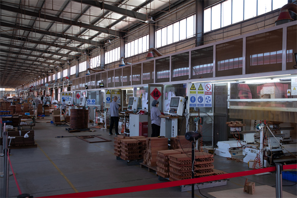 巧奪天工紅木工廠流水線 巧奪天工紅木工廠流水線