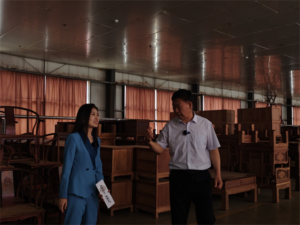 主持人與巧奪天工紅木董事長張愛冬(右)探訪巧奪天工紅木工廠二次烘干房 主持人與巧奪天工紅木董事長張愛冬(右)探訪巧奪天工紅木工廠二次烘干房
