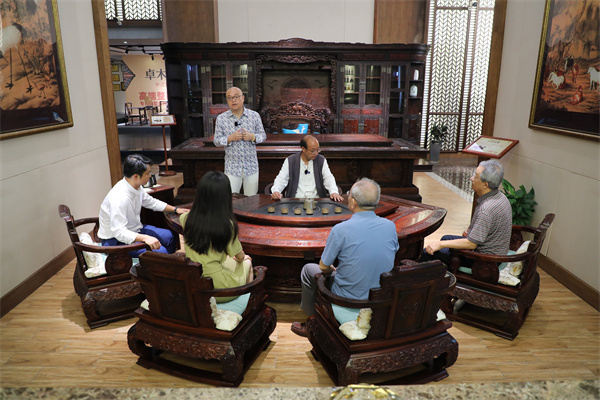 卓木王董事長杜承三、卓木王總裁杜長江為《大國工廠》欄目專家和央視主持人介紹中式高定工廠背后的故事