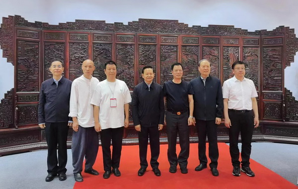 中國輕工業(yè)聯(lián)合會張崇和會長攜同中輕聯(lián)、中工美等領(lǐng)導(dǎo)在美聯(lián)紅木《盛世繁華》十二幅大地屏興合影留念