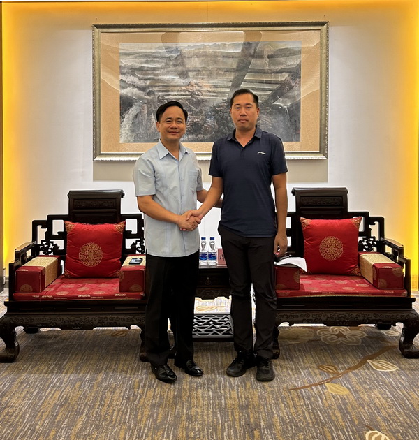 左：越南河內(nèi)東英縣委員及宣傳部副部長阮庭占  右：大涌鎮(zhèn)副鎮(zhèn)長譚小龍