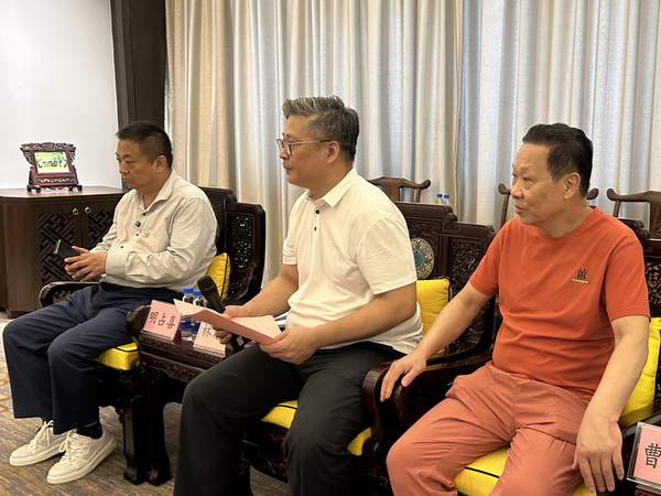 左→右：全聯(lián)家具裝飾業(yè)商會(huì)副秘書長明占喜、中山市紅木家具行業(yè)協(xié)會(huì)會(huì)長林志洪、紅寶軒家具董事長曹兆庭