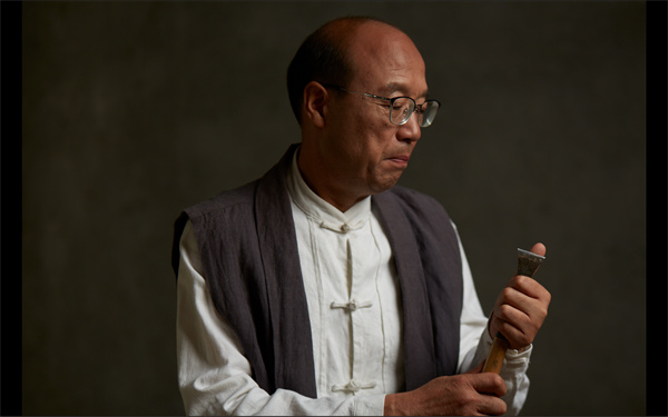 中國傳統(tǒng)工藝大師、卓木王董事長杜承三始終認為要對工具抱有敬畏之心