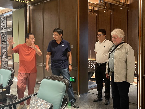 從左至右：紅寶軒紅木董事長曹兆庭、曹卿博士、紅寶軒招商總監(jiān)朱咪咪、Karl Otto Ellefsen教授