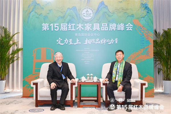 巧奪天工紅木張愛冬大師(右)與國務(wù)院發(fā)展研究中心原副主任侯云春(左)在品牌峰會(huì)現(xiàn)場(chǎng)合影 巧奪天工紅木張愛冬大師(右)與國務(wù)院發(fā)展研究中心原副主任侯云春(左)在品牌峰會(huì)現(xiàn)場(chǎng)合影