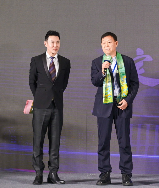 巧奪天工紅木董事長張愛冬接受央視主持人肖貴寧采訪 巧奪天工紅木董事長張愛冬接受央視主持人肖貴寧采訪