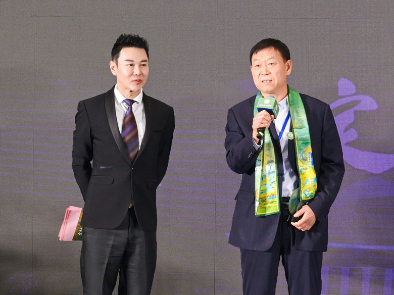 巧奪天工紅木張愛冬獲“紅木品牌峰會(huì)15周年特別貢獻(xiàn)人物”，接受央視主持人采訪（附視頻）