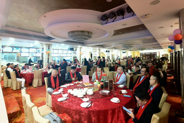 總結(jié)會(huì)現(xiàn)場(chǎng)氣氛熱烈非凡，歡聲笑語(yǔ)不斷