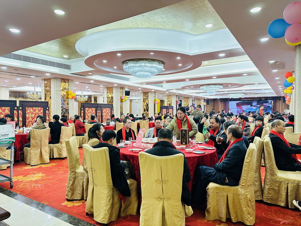 博大家居全體家人歡聚一堂，其樂(lè)融融