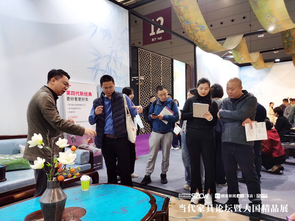 博大家居品牌主理人廖柱平(左一)在深圳家具展現(xiàn)場為客商介紹產(chǎn)品工藝細節(jié) 博大家居品牌主理人廖柱平(左一)在深圳家具展現(xiàn)場為客商介紹產(chǎn)品工藝細節(jié)