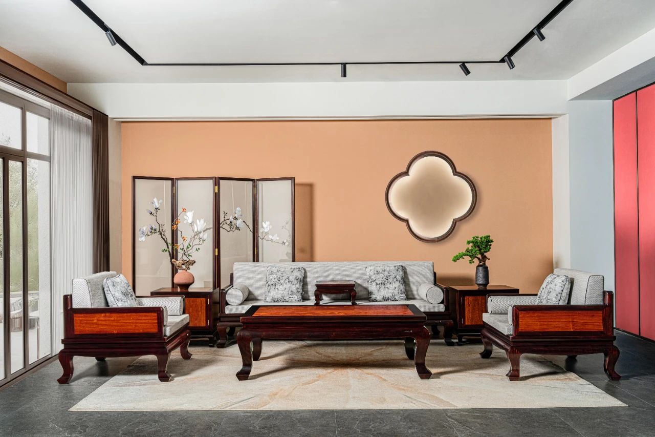 巧奪天工紅木：輕奢質(zhì)感進(jìn)階指南：這款沙發(fā)讓客廳高級(jí)感十足