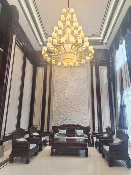 業(yè)主客廳家拜訪萬(wàn)事紅紅木沙發(fā)，彰顯大氣