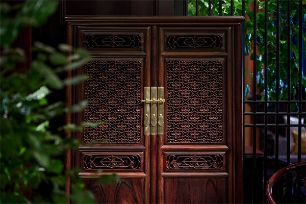 東陽紅酸枝工廠東邦紅木：品木中君子，一窺紅酸枝家具的收藏之道