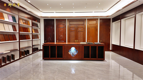 推薦幾家品質(zhì)口碑都好的大紅酸枝品牌，御乾堂紅木根守千年，葉綻新顏