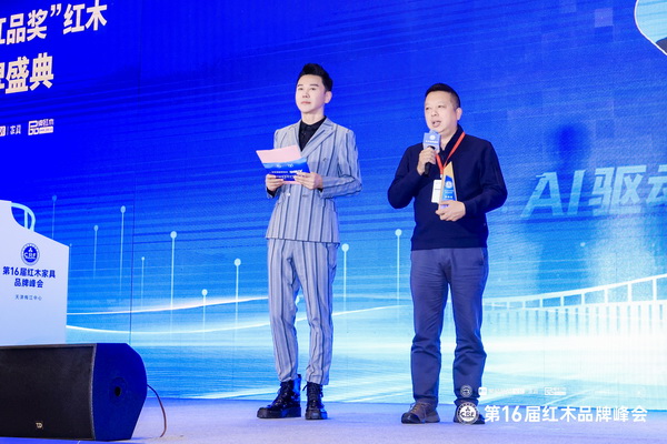 明堂家居總經(jīng)理張向榮接受央視主持人肖貴寧采訪