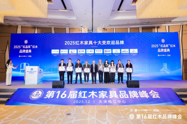 紅古軒營銷總監(jiān)楊晶（右）上臺(tái)領(lǐng)獎(jiǎng)并接受央視主持人肖貴寧（左）現(xiàn)場采訪