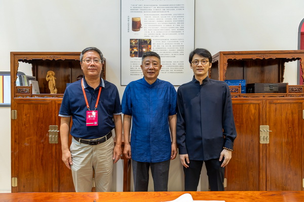 中國工藝美術(shù)學(xué)會黨委書記、理事長才大穎(中)、莆田市工藝美術(shù)學(xué)會會長鄭祖杰(左)與大家之家總經(jīng)理林銳群(右)在展覽現(xiàn)場合影 中國工藝美術(shù)學(xué)會黨委書記、理事長才大穎(中)、莆田市工藝美術(shù)學(xué)會會長鄭祖杰(左)與大家之家總經(jīng)理林銳群(右)在展覽現(xiàn)場合影
