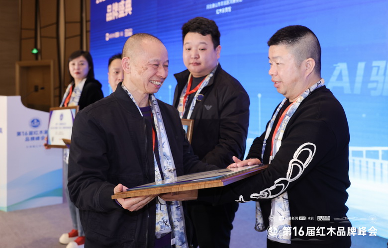 智啟新篇：福建海龍紅木蟬聯(lián)“2025特具影響力紅木家具區(qū)域品牌”